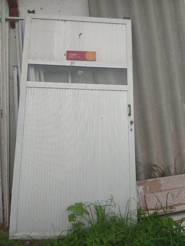 PORTA DE CORRER COM VIDRO - RETIRADA ABATEDOURO