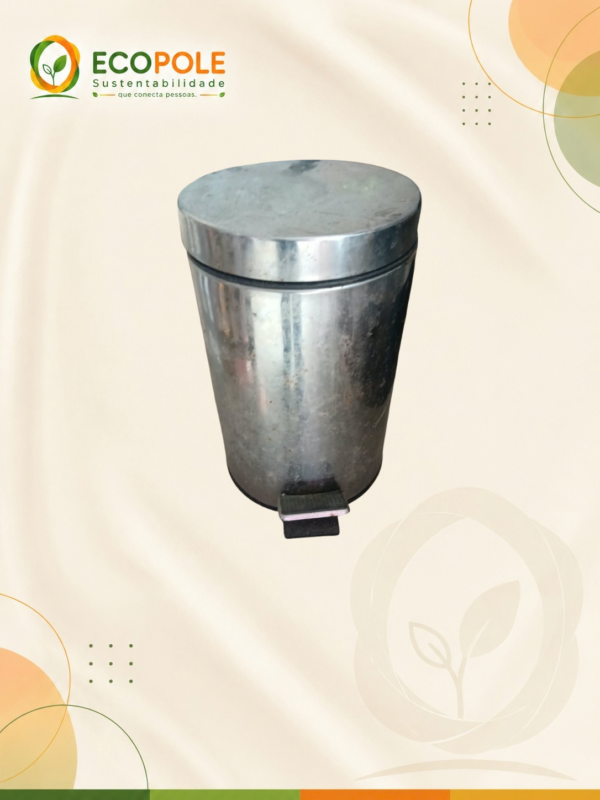 LIXEIRA COM PEDAL PRETA - RETIRADA MARACANAÚ